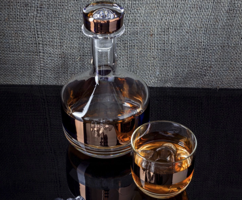 Un exemple de carafe pour conserver votre whisky sans frigo à la place d'une bouteille