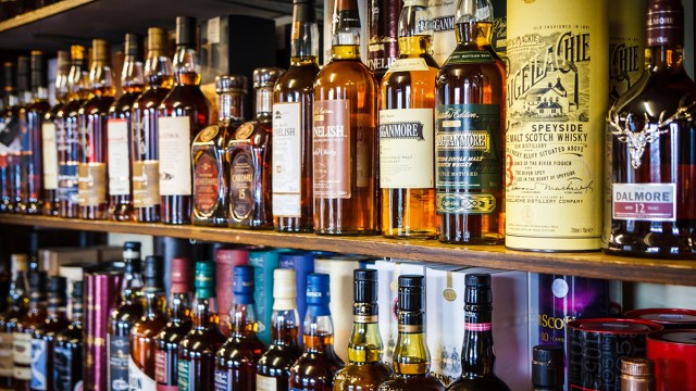 Une cave à whisky et une étagère. Deux solutions pour conserver votre whisky sans frigo
